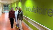 Le Docteurs TARBOURIECH, responsable du service de chirurgie ambulatoire, le Docteur AGUT, chef de pôle médico-chirurgical, Mme LACARRIERE, directrice générale. dans le couloir du service ambulatoire de l'hôpital d'Auch